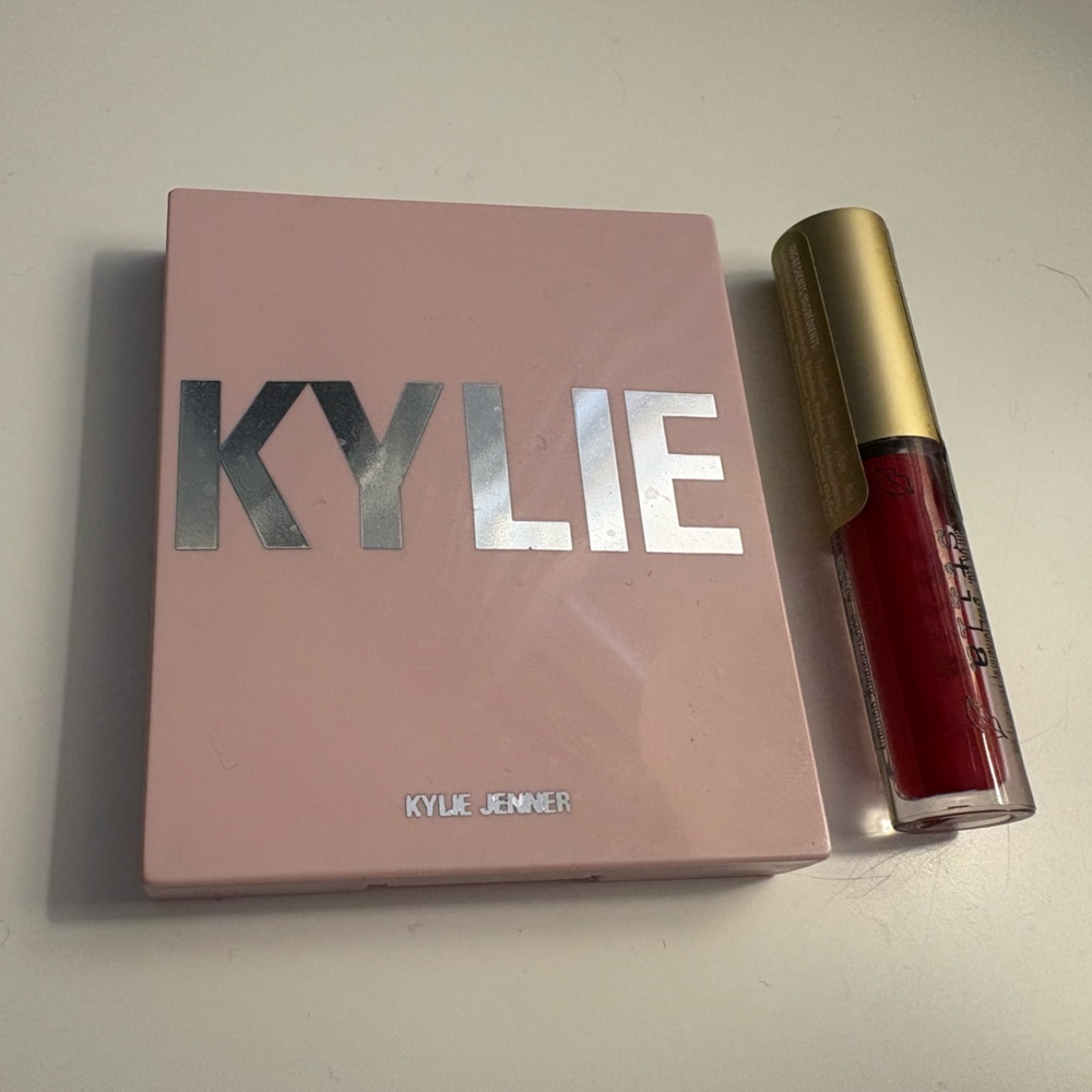 Kylie Pressed Illuminating Powder and Stila  Red Lip Gloss